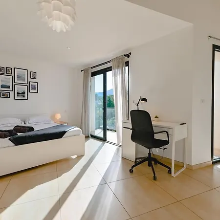 à L'entrée De Porticcio - Piscine - Vue Dégagée *